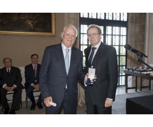 condecoracion la medalla de oro de la fundacion bamberg ha sido concedida al presidente de asisa foto noticia medicina